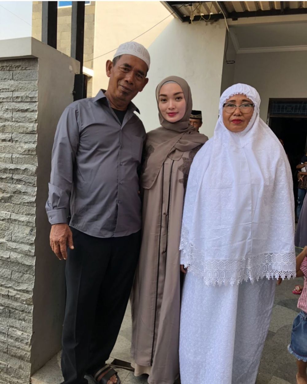 Wujud bakti anak, 5 penyanyi beri hadiah mewah ke orang tua