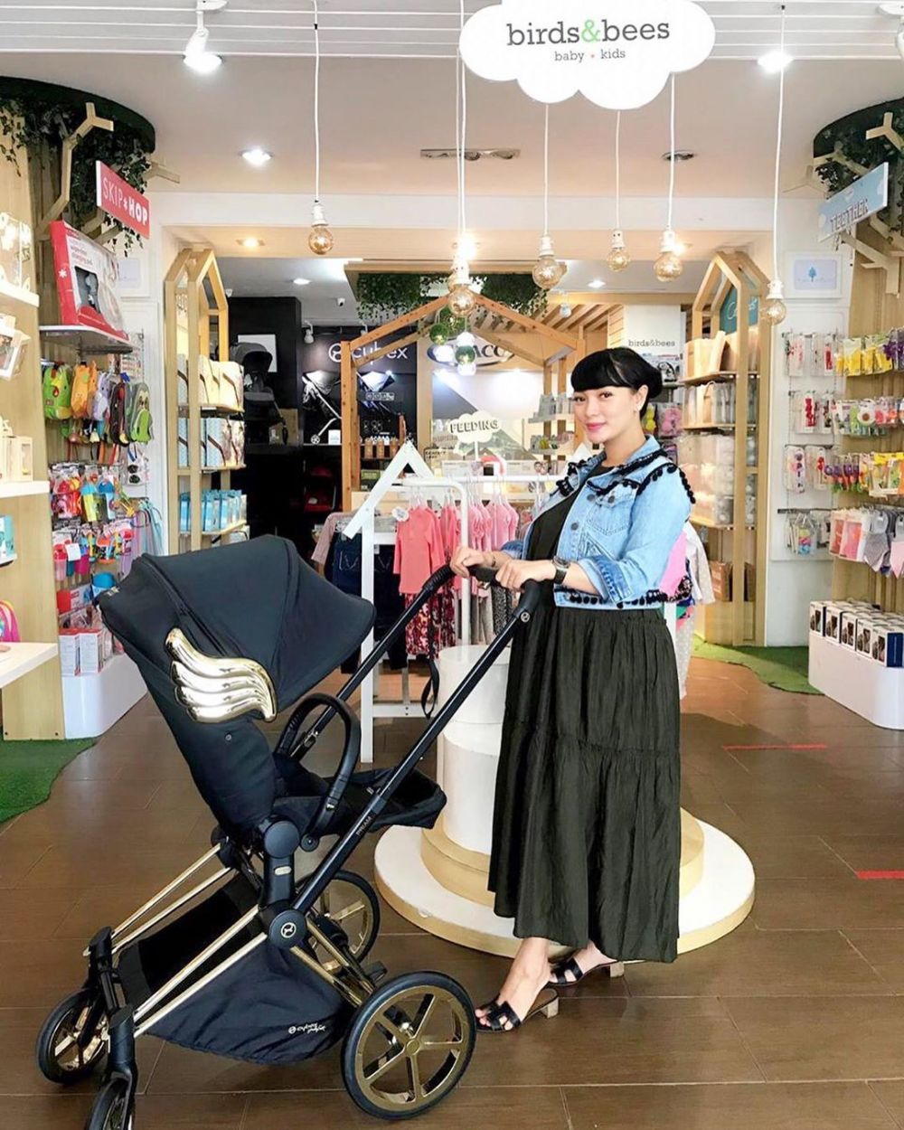 Gaya 11 penyanyi cantik pamer baby bump, Nagita Slavina stylish abis