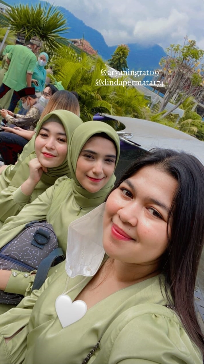 7 Gaya Nadya Mustika di pernikahan Ridho DA, simpel menawan