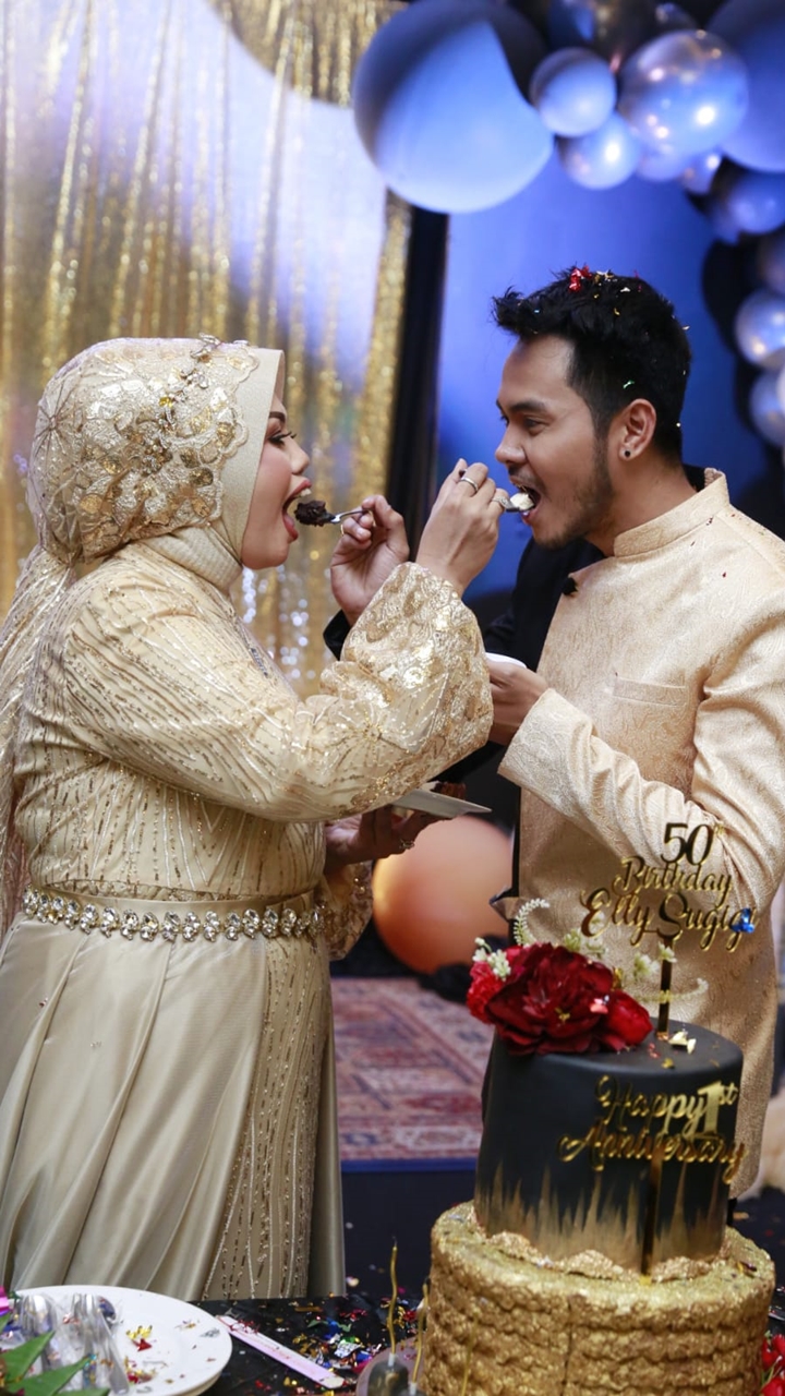 9 Momen ulang tahun Elly Sugigi ke-50, beri saweran pada tamu undangan