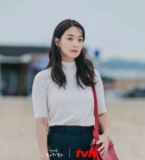 9 Ide outfit Shin Min-a 'Hometown Cha-Cha-Cha', simpel tapi mewah