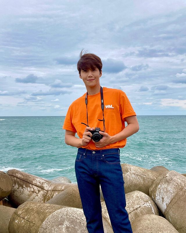 7 Ide outfit Kim Seon-ho 'Hometown Cha-Cha-Cha', simpel & bisa ditiru