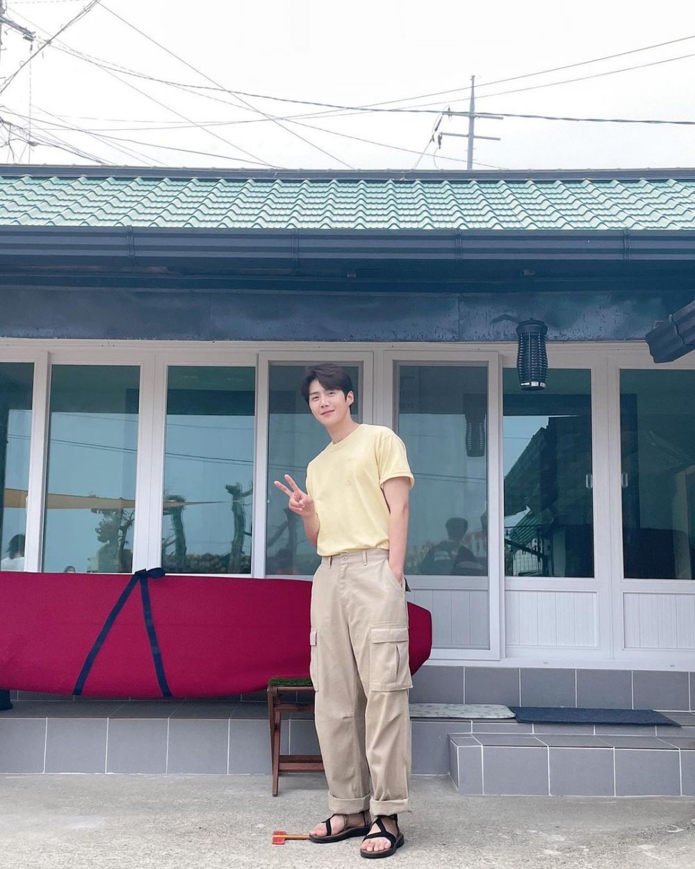 7 Ide outfit Kim Seon-ho 'Hometown Cha-Cha-Cha', simpel & bisa ditiru