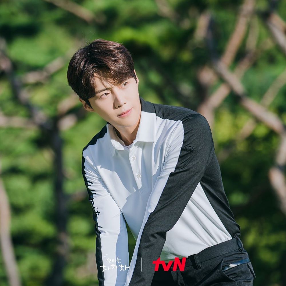 7 Ide outfit Kim Seon-ho 'Hometown Cha-Cha-Cha', simpel & bisa ditiru