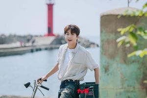 7 Ide outfit Kim Seon-ho 'Hometown Cha-Cha-Cha', simpel & bisa ditiru