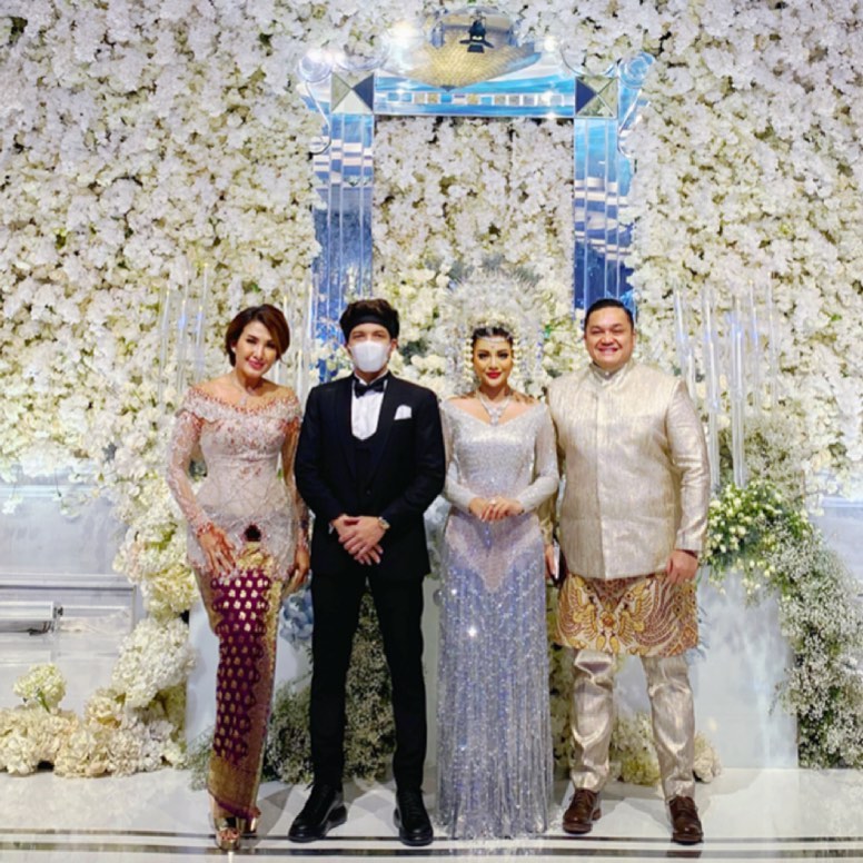 Penampilan 9 pedangdut kondangan bareng pasangan, simpel tapi menawan