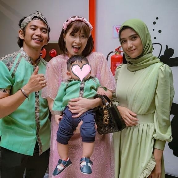 Penampilan 9 pedangdut kondangan bareng pasangan, simpel tapi menawan