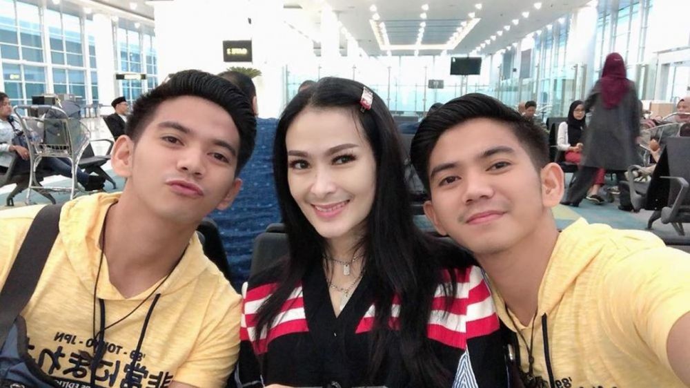 Dekat layaknya ibu, ini 9 momen Iis Dahlia dampingi Rizki dan Ridho DA