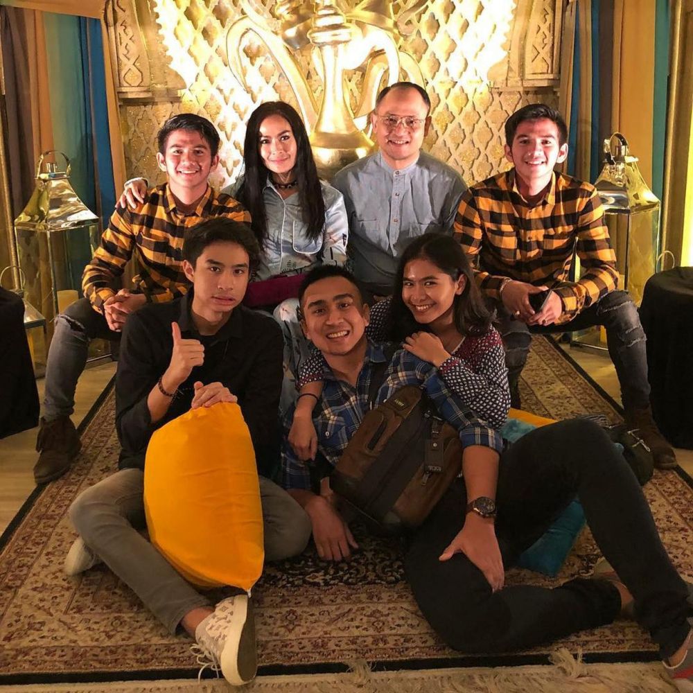 Dekat layaknya ibu, ini 9 momen Iis Dahlia dampingi Rizki dan Ridho DA