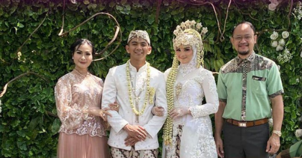 Dekat layaknya ibu, ini 9 momen Iis Dahlia dampingi Rizki dan Ridho DA
