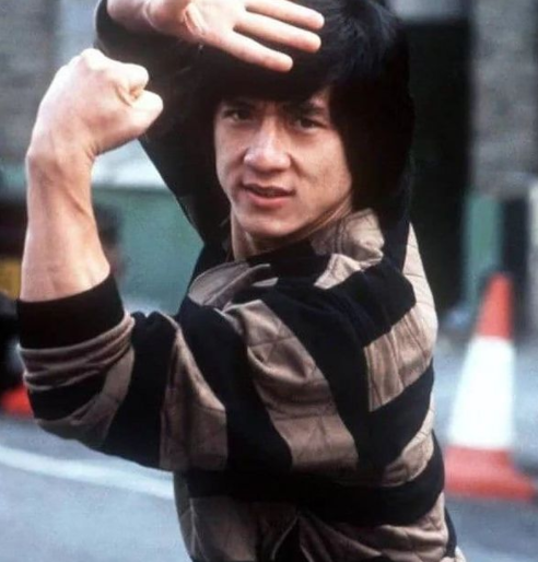9 Potret masa muda Jackie Chan, gaya rambut poni bikin memesona