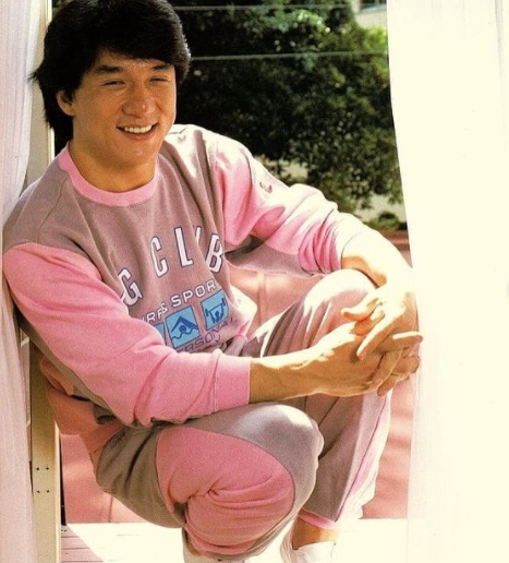 9 Potret masa muda Jackie Chan, gaya rambut poni bikin memesona
