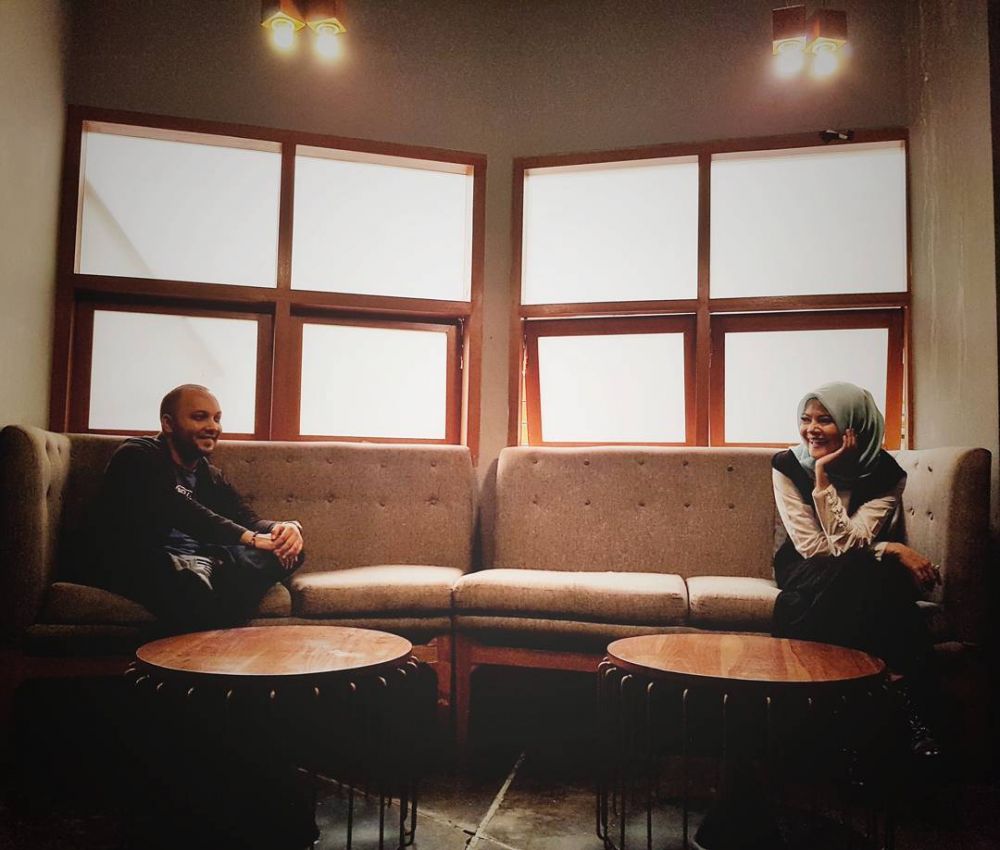 Jarang diketahui publik, ini 7 potret Terry & suami yang berdarah Arab