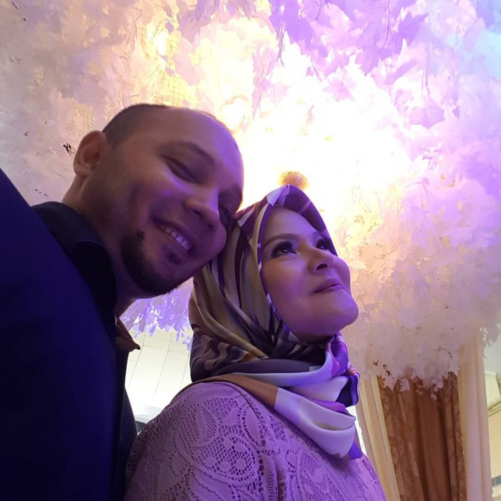 Jarang diketahui publik, ini 7 potret Terry & suami yang berdarah Arab