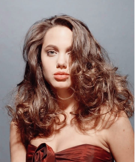 9 Potret Angelina Jolie awal karier, flawless dan cantik natural