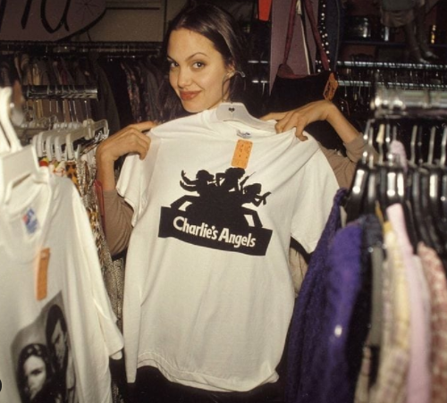 9 Potret Angelina Jolie awal karier, flawless dan cantik natural