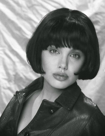 9 Potret Angelina Jolie awal karier, flawless dan cantik natural