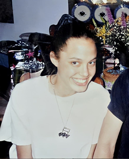 9 Potret Angelina Jolie awal karier, flawless dan cantik natural