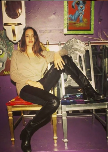 9 Potret Angelina Jolie awal karier, flawless dan cantik natural