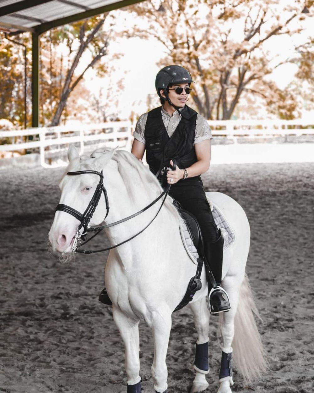 Gaya outfit 9 seleb pria saat berkuda, Rizky Billar pamer dada bidang
