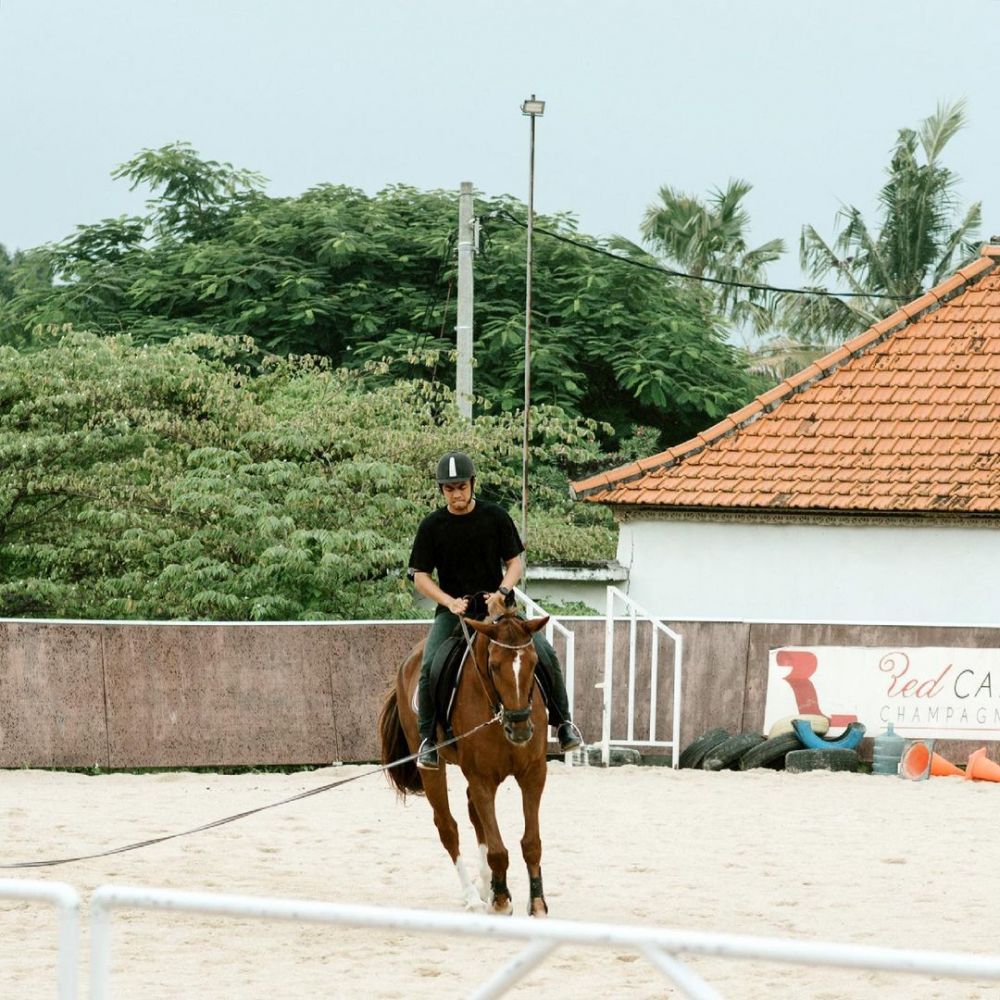 Gaya outfit 9 seleb pria saat berkuda, Rizky Billar pamer dada bidang