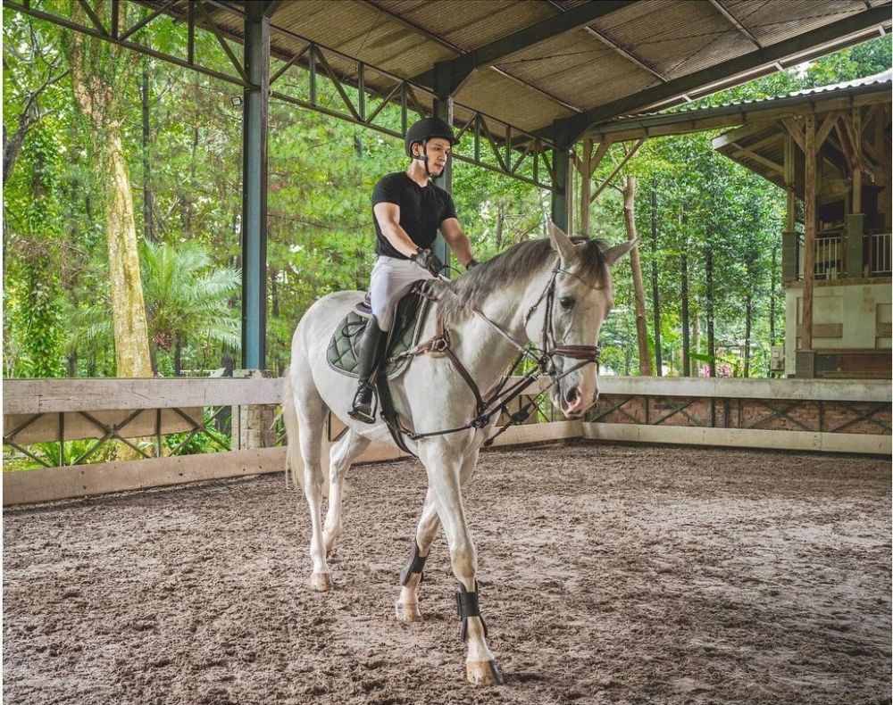 Gaya outfit 9 seleb pria saat berkuda, Rizky Billar pamer dada bidang