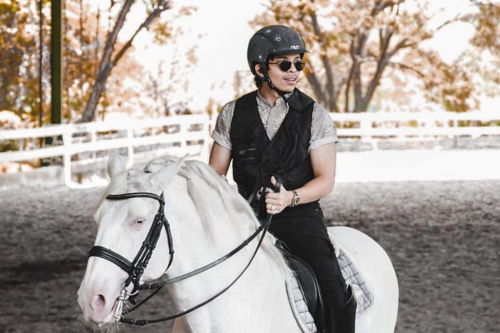 Gaya outfit 9 seleb pria saat berkuda, Rizky Billar pamer dada bidang