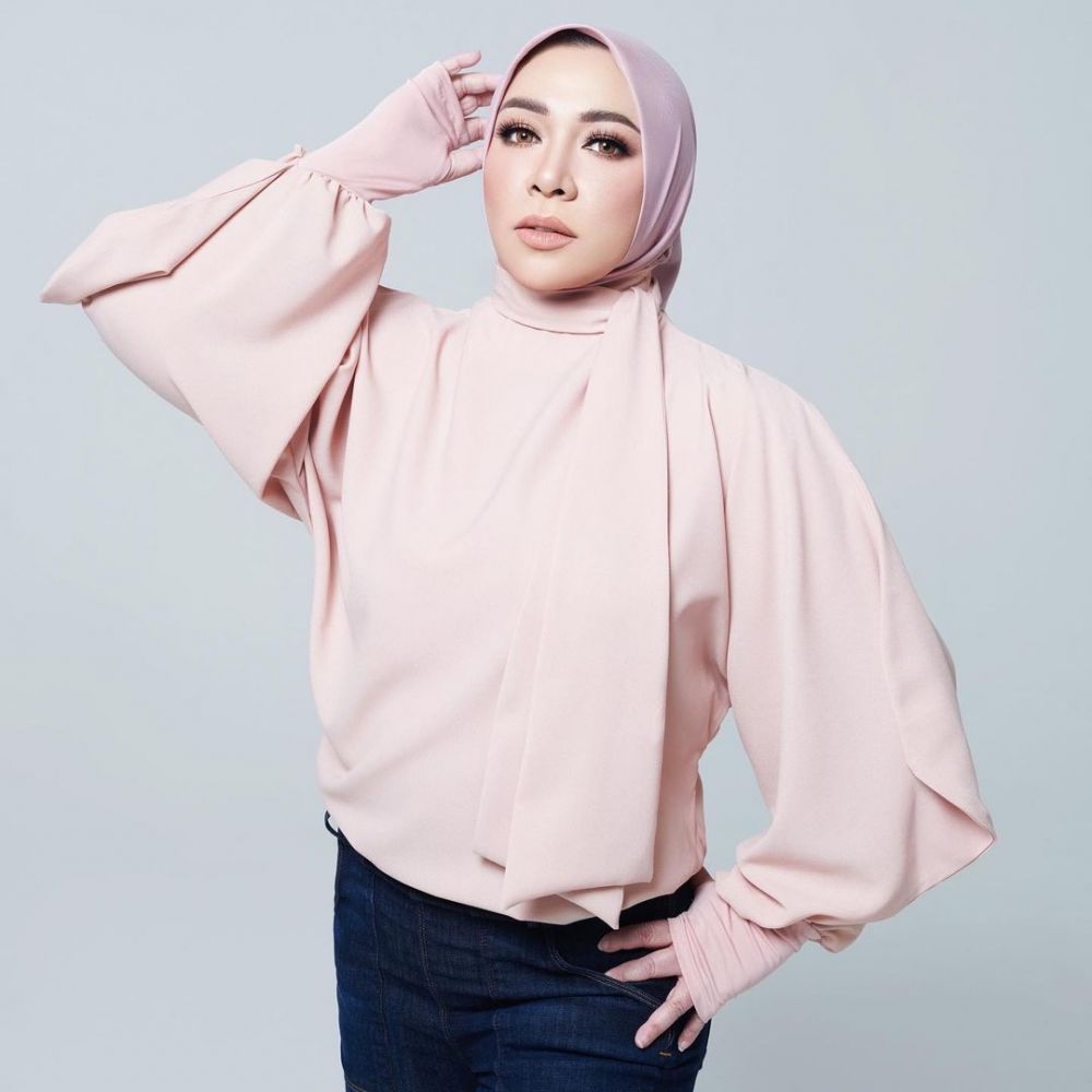 Rahasia 7 penyanyi menawan di usia 40, Melly Goeslaw angkat lemak pipi