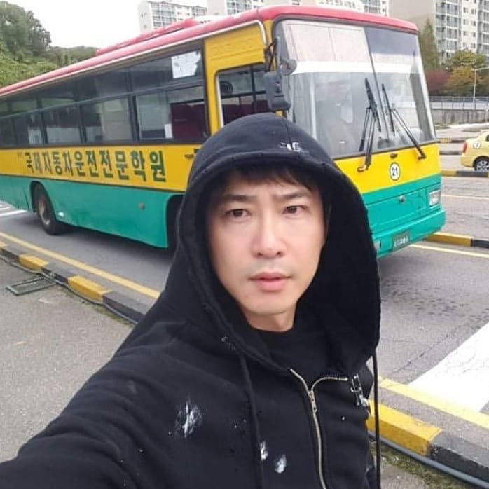 Kim Seon-ho dan 6 aktor Korea diputus kontrak kerja akibat skandal