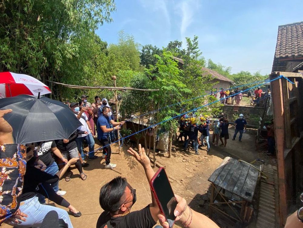 7 Momen Ashanty bedah rumah warga, realisasikan impian lama