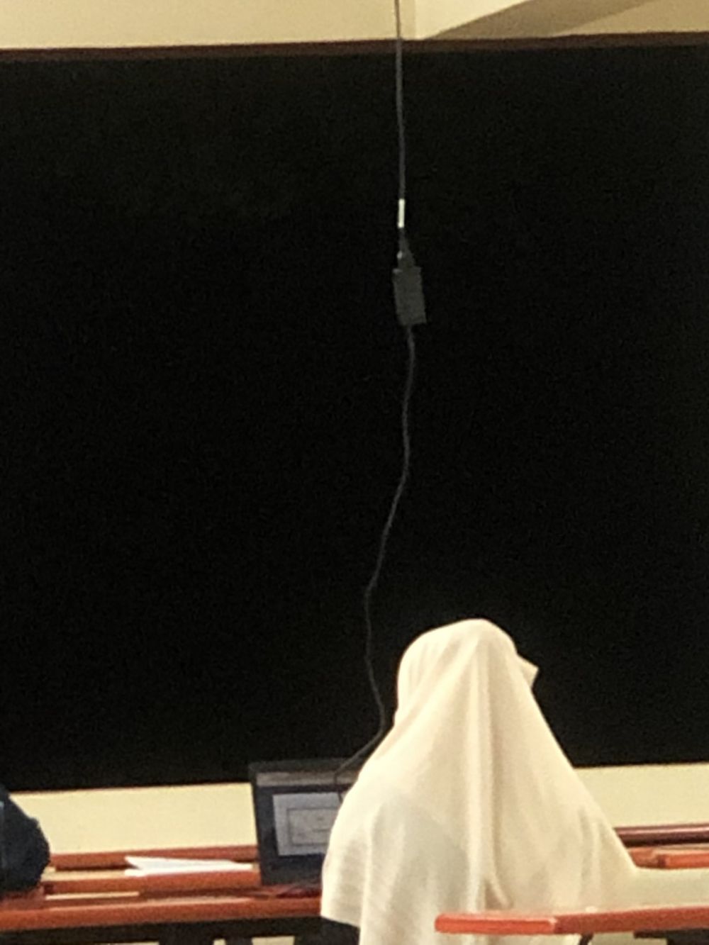 Viral cara wanita isi daya laptop ini nyeleneh dan antimainstream