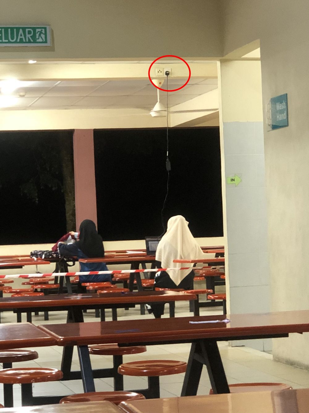 Viral cara wanita isi daya laptop ini nyeleneh dan antimainstream