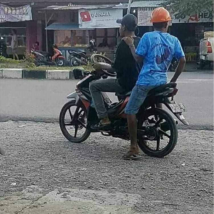 11 Potret nyeleneh 'yang penting setir bundar' ini bikin heran