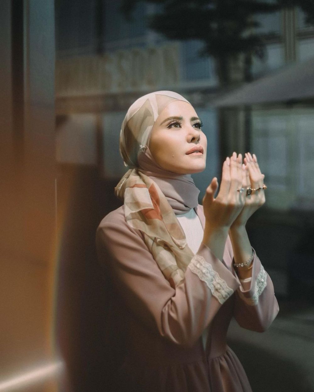 Cerita 7 seleb cantik alami kejadian mistis, Lia Waode lihat pocong