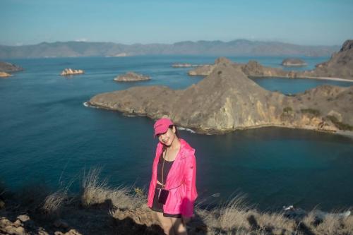 9 Padu padan outfit Nagita Slavina saat ke pantai, bisa jadi inspirasi