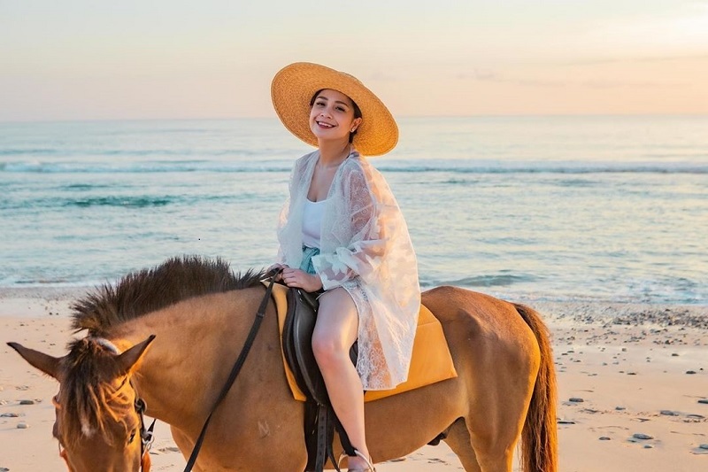 9 Padu padan outfit Nagita Slavina saat ke pantai, bisa jadi inspirasi