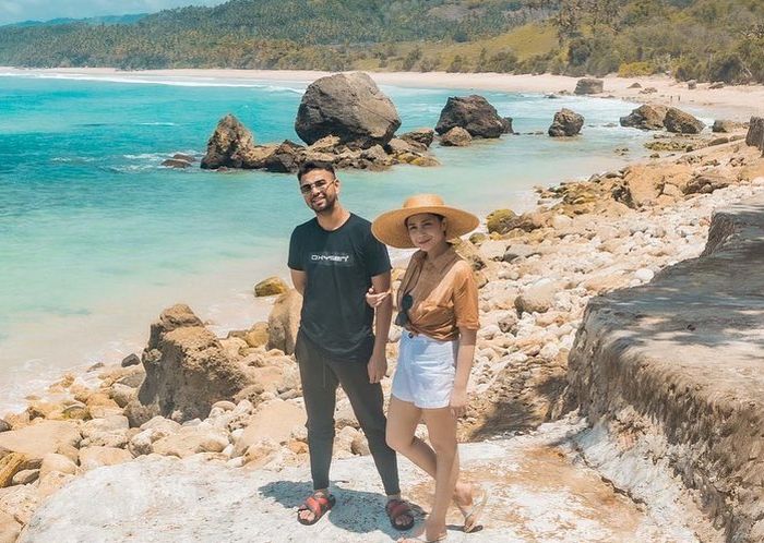 9 Padu padan outfit Nagita Slavina saat ke pantai, bisa jadi inspirasi