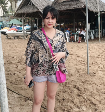 9 Padu padan outfit Nagita Slavina saat ke pantai, bisa jadi inspirasi
