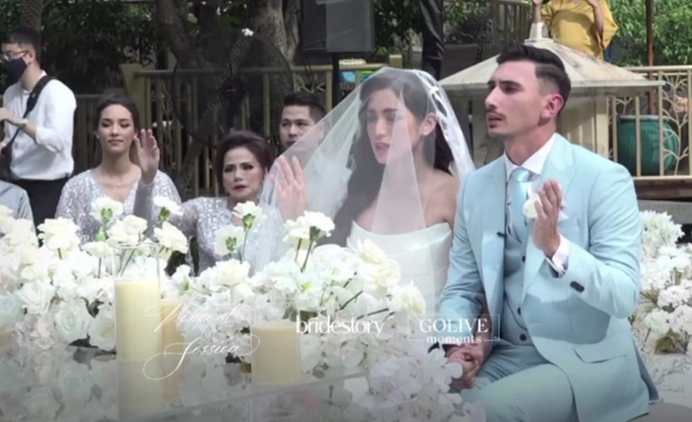 Penuh haru, 11 momen pemberkatan Jessica Iskandar dan Vincent Verhaag