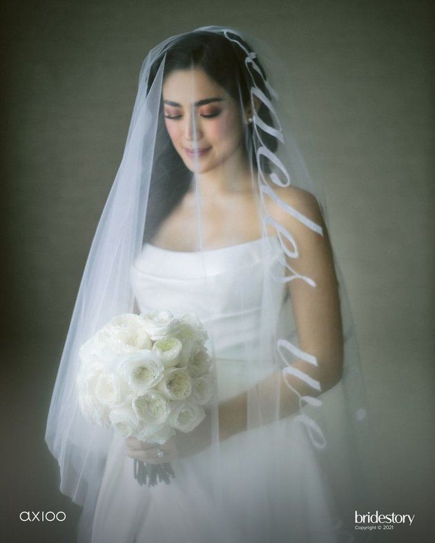 9 Detail gaun nikah Jessica Iskandar, veil-nya bertuliskan janji suci