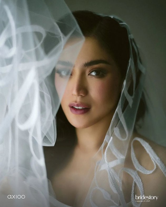 9 Detail gaun nikah Jessica Iskandar, veil-nya bertuliskan janji suci