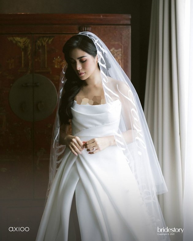 9 Detail gaun nikah Jessica Iskandar, veil-nya bertuliskan janji suci