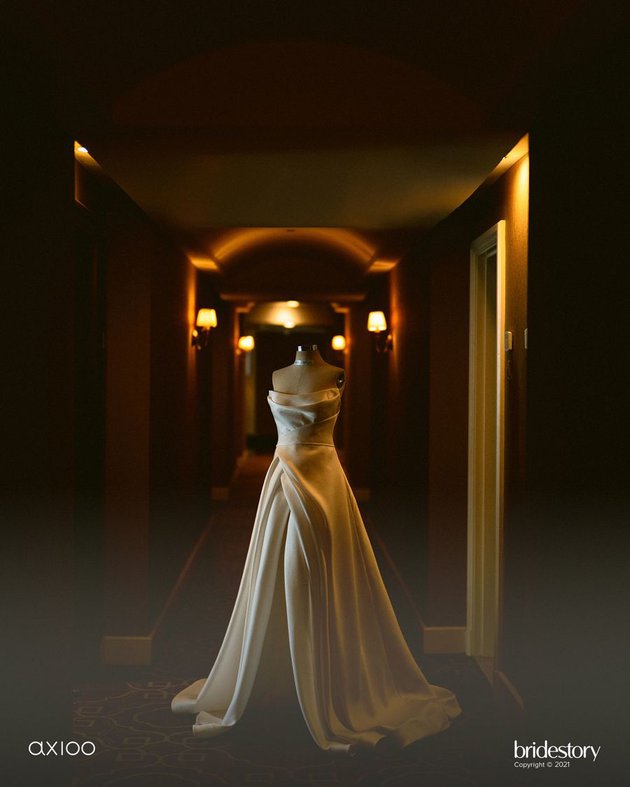 9 Detail gaun nikah Jessica Iskandar, veil-nya bertuliskan janji suci