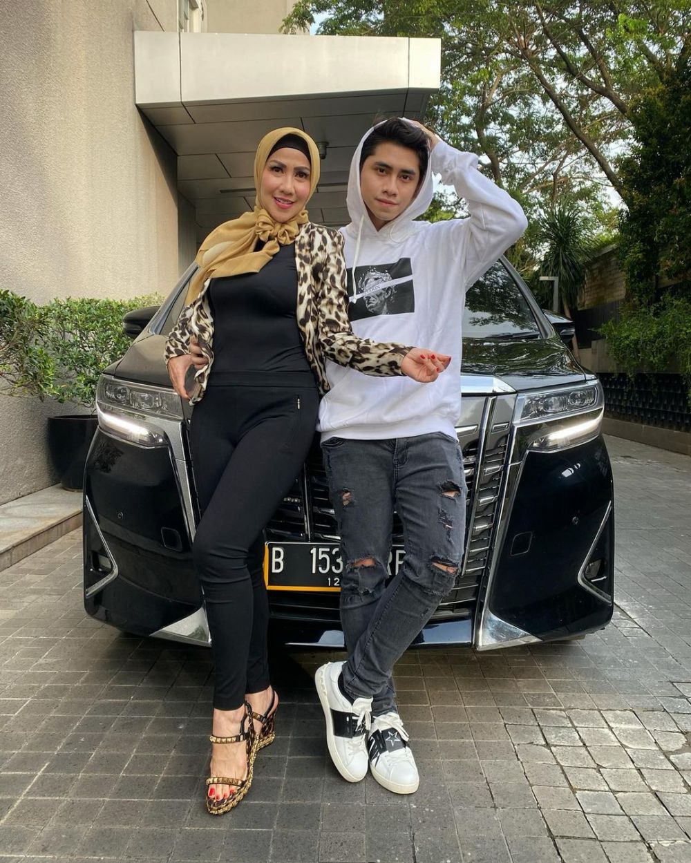 Wujud kasih sayang anak, 5 pesinetron beri mobil mewah ke orang tua