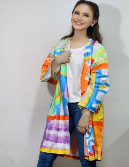 9 Inspirasi mix and match outfit Rossa, cocok untuk hangout