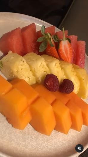 5 Makanan dan minuman ini bikin Ayu Azhari bugar di usia 51 tahun