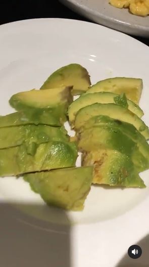 5 Makanan dan minuman ini bikin Ayu Azhari bugar di usia 51 tahun