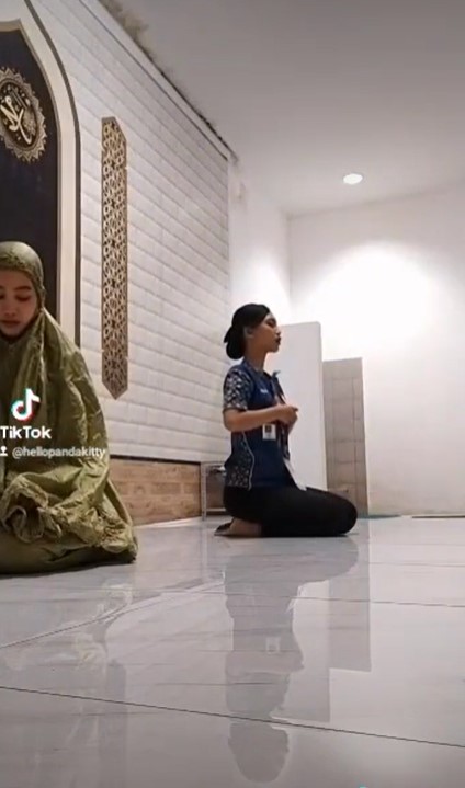 Viral video dua wanita beda keyakinan ibadah bareng, bikin salut