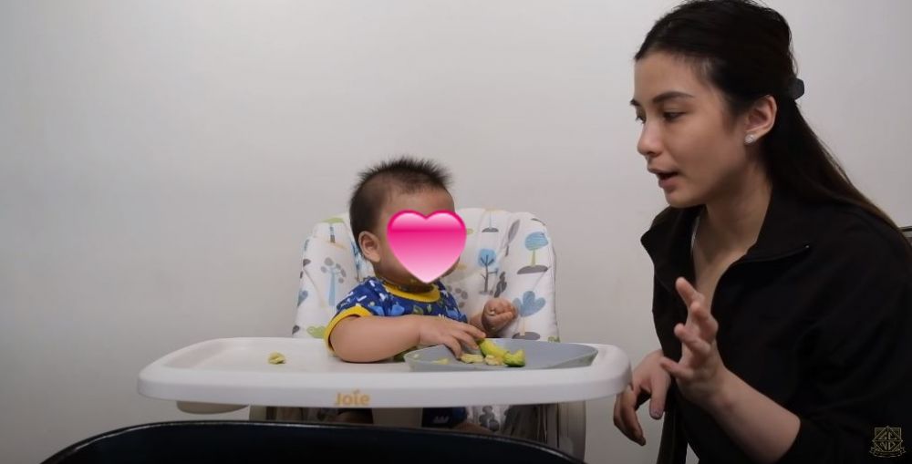 5 Trik aman ala Chelsea Olivia kenalkan finger food pada anak