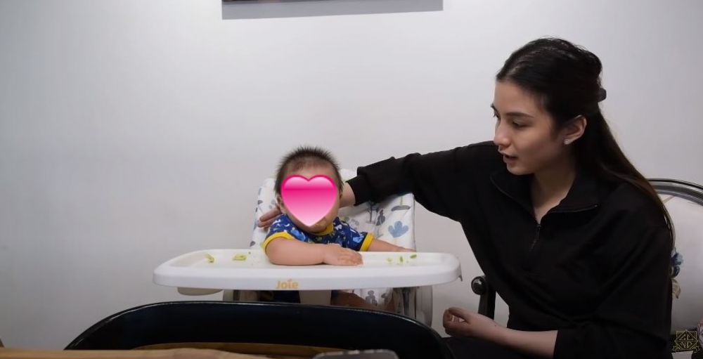 5 Trik aman ala Chelsea Olivia kenalkan finger food pada anak